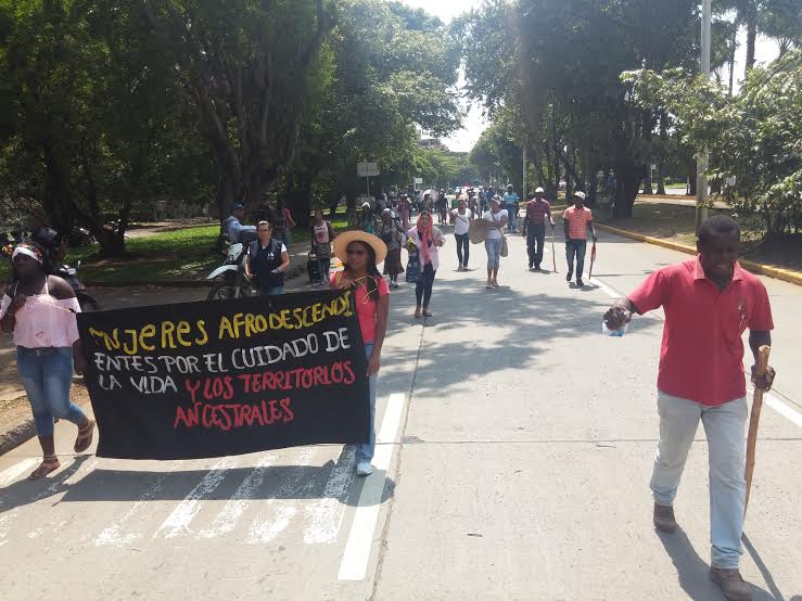 Comenzamos a caminar tomadas de las manos