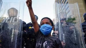 NUESTROS SÍMBOLOS REVOLUCIONARIOS NO PUEDEN CONVERTIRSE EN CAMISETA DE MODA; LA RODILLA EN EL PISO ES UN ACTO DE REBELDÍA.